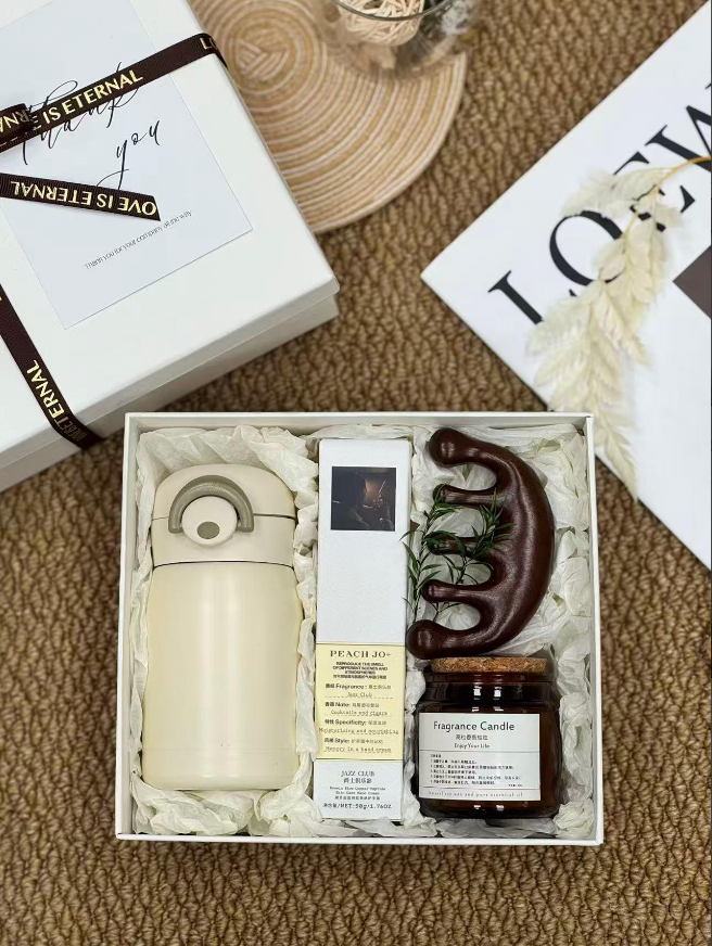 Compact campaign gift design with merchandise and presentation sleeve